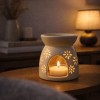 Zapalony tealight sojowy w ceramicznym kominku do wosków i olejków.