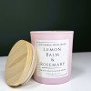 Świeca sojowa w różowym matowym szkle o zapachu limonki i rozmarynu, z drewnianym, bukowym wieczkiem.